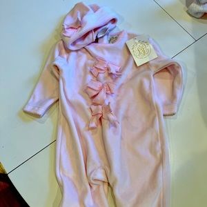NWT TBBC 0-3 Months Bow Sleeper and Hat Set